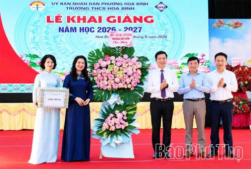 Bí thư Đảng ủy phường Hoà Bình Nguyễn Đức Dũng tặng hoa chúc mừng Trường THCS Hòa Bình nhân dịp khai giảng năm học mới.