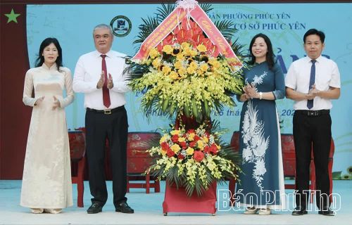 Bí thư Đảng ủy phường Xuân Hòa Nguyễn Việt Phương tặng hoa chúc mừng Trường THCS Phúc Yên, phường Phúc Yên.