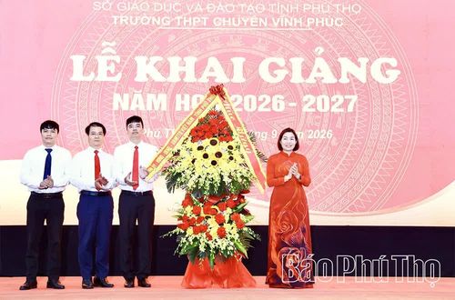 Phó Chủ tịch UBND tỉnh Phùng Thị Kim Nga tặng hoa chúc mừng Trường THPT Chuyên Vĩnh Phúc.