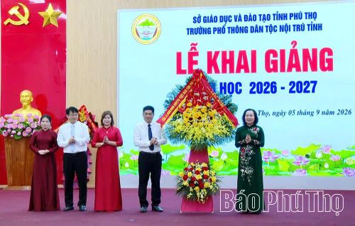 Phó Chủ tịch HĐND tỉnh Nguyễn Thị Cẩm Phương tặng hoa chúc mừng Trường Phổ thông Dân tộc nội trú tỉnh nhân dịp khai giảng năm học mới.