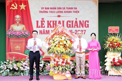 Đồng chí Giám đốc Công an tỉnh Nguyễn Minh Tuấn tặng hoa chúc mừng Trường THCS Lương Khánh Thiện khai giảng năm học 2026-2027.