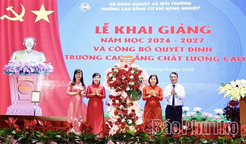 Phó Chủ tịch UBND tỉnh Phùng Thị Kim Nga tặng hoa chúc mừng Trường Cao đẳng Cơ khí Nông nghiệp.