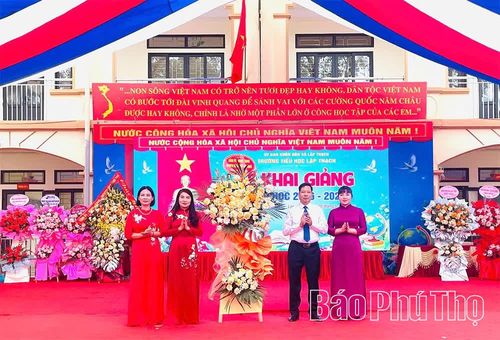 Lãnh đạo xã Lập Thạch tặng lẵng hoa chúc mừng nhà trường.
