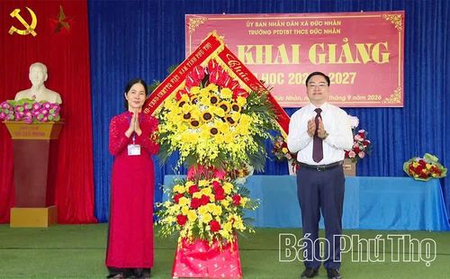 Đồng chí Trưởng Ban Nội chính Tỉnh ủy Quách Thế Ngọc tặng hoa chúc mừng thầy và trò nhà trường.