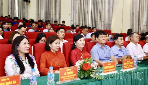 Các đại biểu dự lễ khai giảng.