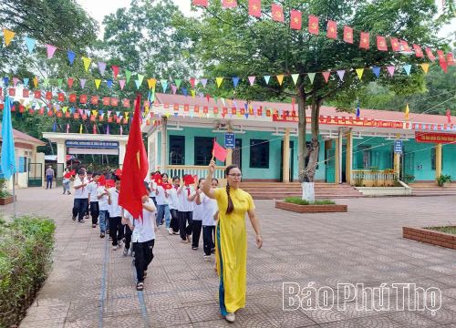 Giáo viên và học sinh Trường THCS Bao La đón các em học sinh khối 6.