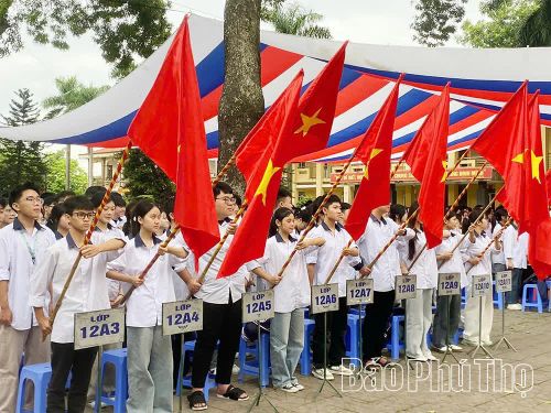 Học sinh khối 12, Trường THPT Lê Xoay hân hoan trong ngày khai giảng năm học mới.