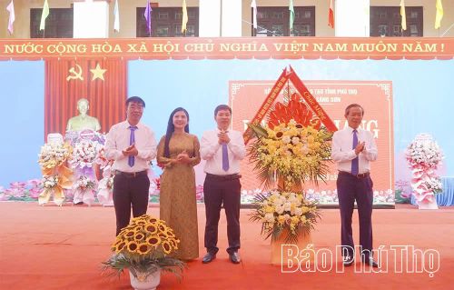 Phó Chủ tịch Thường trực Ủy ban MTTQ tỉnh Đinh Công Thực tặng hoa chúc mừng Trường THPT Sáng Sơn nhân dịp khai giảng năm học mới.