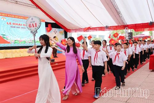 Trường THCS Hòa Bình chào đón học sinh khối lớp 6.