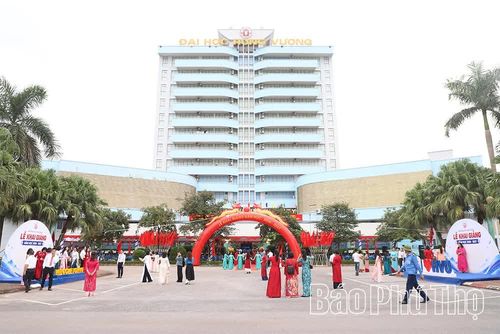 Quang cảnh tại sân Trung tâm Trường Đại học Hùng Vương trong Lễ khai giảng năm học 2026 - 2027.