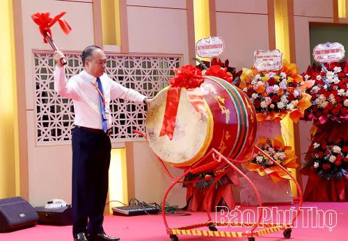 Tiến sĩ Đỗ Khắc Thanh - Hiệu trưởng Trường Đại học Hùng Vương đánh trống khai trường, chính thức mở ra năm học mới với nhiều kỳ vọng.