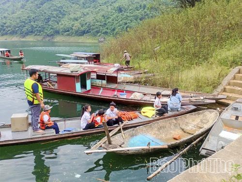 Con đường đến trường của các em học sinh ở Phân hiệu PTDT bán trú Vầy Nưa luôn có sự đồng hành của bố mẹ.