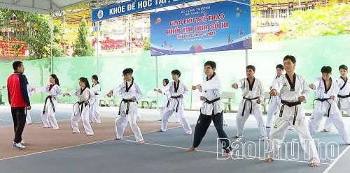 Lớp học võ thuật rèn luyện thể chất và kỹ năng tự vệ thu hút đông đảo sinh viên tham gia, góp phần xây dựng môi trường học đường lành mạnh, năng động.