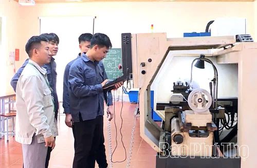 Giờ học tập nghiêm túc, kỷ cương của sinh viên Trường Đại học Công nghiệp Việt Trì, thành quả từ việc duy trì môi trường học đường an toàn, ổn định.