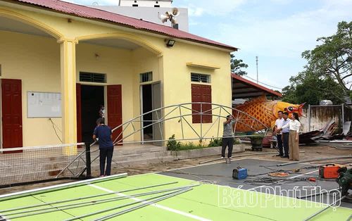 Cùng với sự hỗ trợ của xã, sự chung sức đồng lòng của người dân, mái vòm sân thể thao tại Nhà văn hóa thôn Ngọc Am đang dần hoàn thiện.