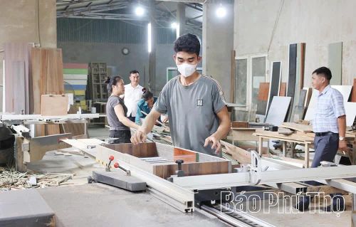 Xưởng mộc của gia đình anh Đỗ Văn Dũng tạo việc làm và thu nhập ổn định cho hơn chục lao động địa phương.