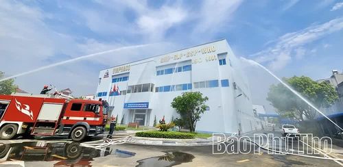 Thực hành diễn tập phương án chữa cháy, cứu nạn, cứu hộ tại Công ty Cổ phần Dược phẩm Vĩnh Phúc, phường Vĩnh Phúc.