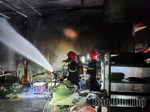 Lực lượng Cảnh sát PCCC&CNCH, Công an tỉnh Phú Thọ khống chế vụ cháy quán ăn tại phường Vĩnh Phúc có nguyên nhân do chập điện.