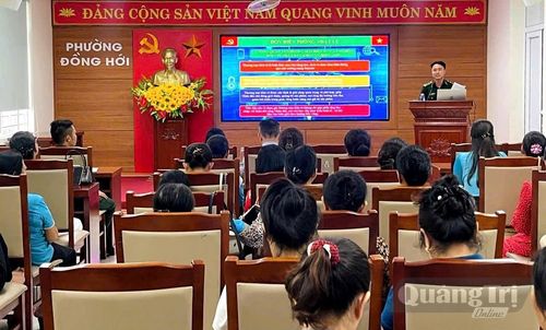 Tập huấn trang bị kiến thức, kỹ năng số cho cán bộ, hội viên phụ nữ phường Đồng Hới - Ảnh: P.V