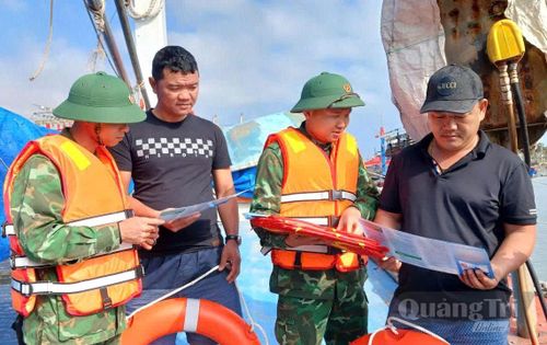 Cán bộ, chiến sĩ Đồn Biên phòng Nhật Lệ đồng hành cùng Nhân dân trong quá trình tiếp cận và ứng dụng công nghệ số - Ảnh: P.V
