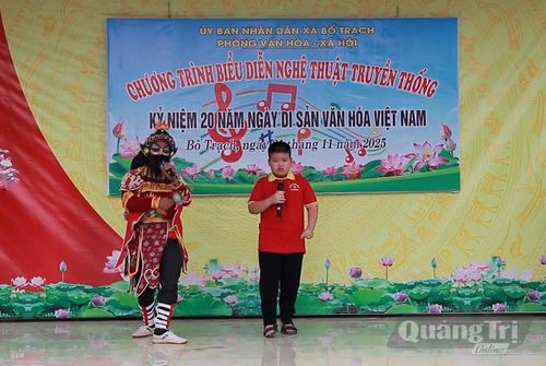 Việc truyền dạy cho các em học sinh góp phần gìn giữ, phát huy loại hình nghệ thuật hát tuồng bội ở xã Bố Trạch - Ảnh: P.V
