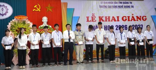 Đại diện Ban Giám hiệu trao học bổng hỗ trợ học sinh, sinh viên có hoàn cảnh khó khăn - Ảnh:H.Tr