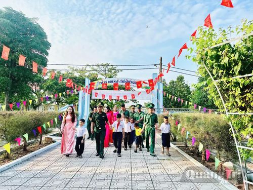 Cô và trò Trường mầm non-tiểu học Hoa Phong Ba hân hoan chào đón năm học mới - Ảnh: H.D