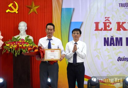 Đại diện lãnh đạo Đảng ủy UBND tỉnh trao chứng nhận danh hiệu Tập thể lao động xuất sắc của UBND tỉnh cho Trung tâm Sát hạch lái xe - Ảnh: H.Tr