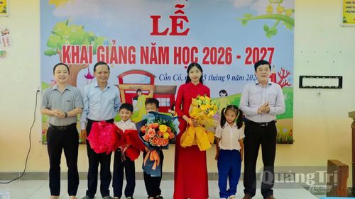 Đại diện lãnh đạo UBND đặc khu Cồn Cỏ tặng quà động viên các em học sinh - Ảnh: H.D