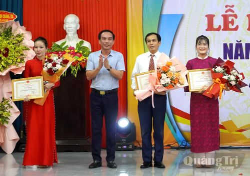Đại diện lãnh đạo Sở Nội vụ trao bằng khen của Chủ tịch UBND tỉnh cho 3 cá nhân - Ảnh: H.Tr