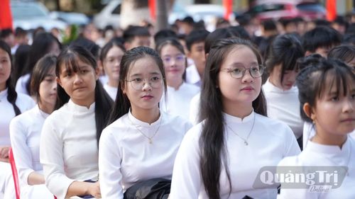 Học sinh Trường THPT Vĩnh Linh trong ngày khai giảng - Ảnh: M.T