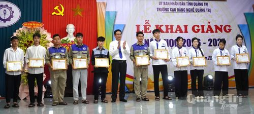 Đại diện Ban Giám hiệu khen thưởng học sinh, sinh viên đạt thành tích xuất sắc trong học tập rèn luyện năm học 2025-2026 - Ảnh: H.Tr