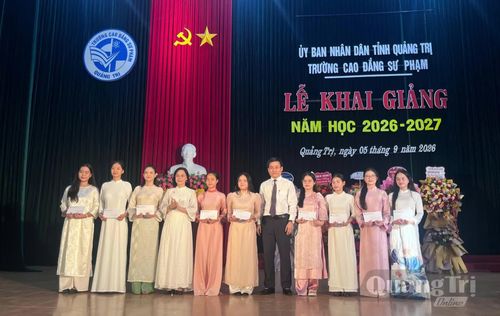 Đại diện lãnh đạo nhà trường tặng quà cho sinh viên hoàn cảnh khó khăn vươn lên trong học tập - Ảnh: LO