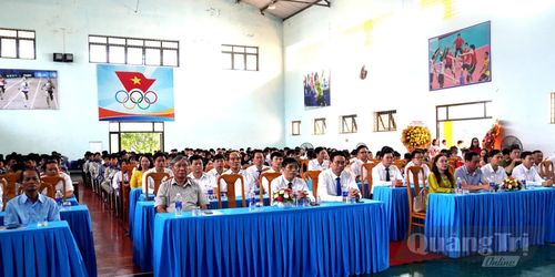 Các đại biểu, thầy cô giáo và học sinh, sinh viên tham dự lễ khai giảng - Ảnh: H.Tr