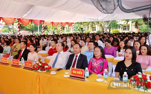 Các đại biểu tham dự lễ khai giảng tại Trường THPT Phan Đình Phùng - Ảnh: H.N