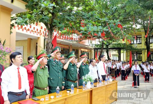 Đại diện lãnh đạo Đoàn Kinh tế-Quốc phòng 79 tham dự tại lễ khai giảng năm học mới 2026-2027 tại Trường phổ thông dân tộc bán trú tiểu học và THCS Ngân Thủy - Ảnh: V. Minh