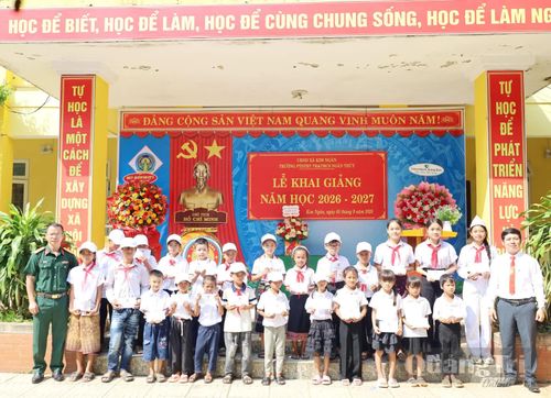 Đoàn Kinh tế-Quốc phòng 79 tặng quà các em học sinh nghèo vượt khó nhân dịp khai giảng năm học mới 2026-2027 - Ảnh: V. Minh
