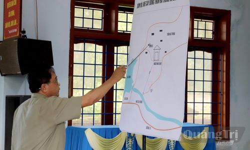 Ông Nguyễn Văn Minh đang tái hiện lại sự kiện các liệt sĩ C9, D6, E270 hy sinh ngày 17/6/1969 - Ảnh: T.L
