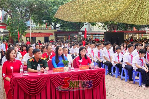 Các đại biểu dự Lễ khai giảng tại Trường THCS Nguyễn Trãi.