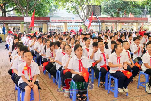 Các em học sinh khối lớp 6 tham dự Lễ khai giảng năm học 2026 -2027.