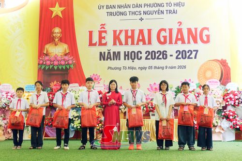 Đồng chí Hà Thị Ngọc Yến, Giám đốc Sở Khoa học và Công nghệ tặng quà cho các học sinh có thành tích xuất sắc trong năm học 2025-2026.