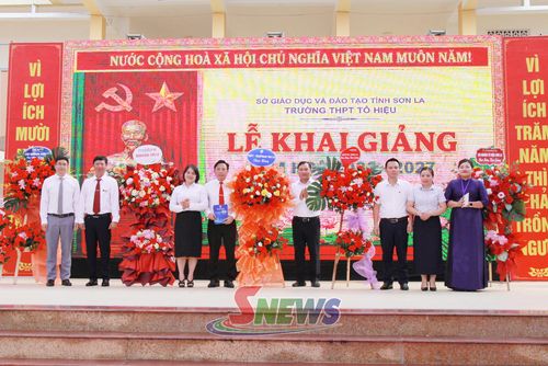 Các doanh nghiệp tặng hoa chức mừng nhà trường.