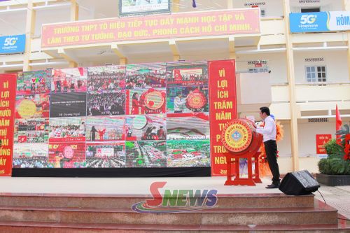 Hiệu trưởng Trường THPT Tô Hiệu đánh trống khai giảng năm học mới.