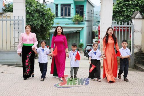 Cô và trò nhà trường trong buổi lễ khai giảng.