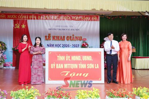 Đồng chí Lê Tiến Quân chuyển trao quà của Tỉnh uỷ, HĐND, UBND, Uỷ ban MTTQVN tỉnh cho Trường TH&THCS Bắc Yên.