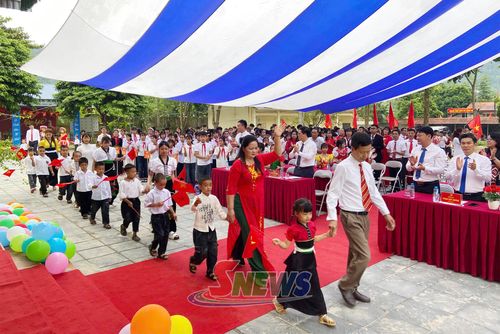 Đón học sinh lớp 1 vào năm học mới.