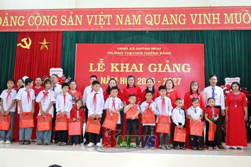 Nhà trường tặng quà cho các em học sinh có hoàn cảnh khó khăn.