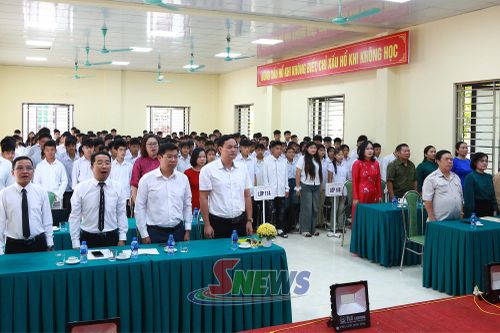 Các đại biểu và học viên thực hiện nghi lễ chào cờ cùng các cơ sở đào tạo trên toàn quốc.