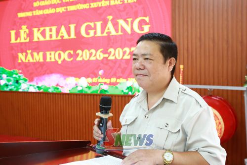 Đồng chí Thào A Só, Giám đốc Sở Tư pháp tỉnh, phát biểu tại lễ khai giảng.