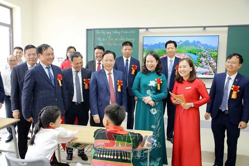 Đồng chí Võ Thị Ánh Xuân, Bí thư Trung ương Đảng, Phó Chủ tịch nước và các đại biểu tham quan phòng lớp học tại Trường Phổ thông nội trú Tiểu học và THCS Chiềng Sơn.